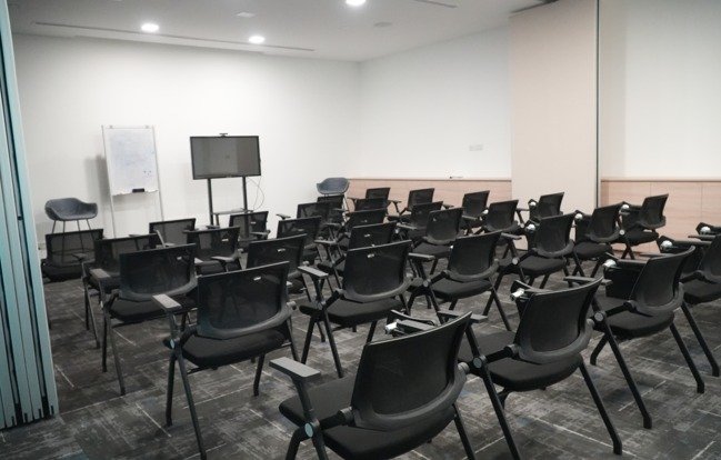Workshop room with a whiteboard and display